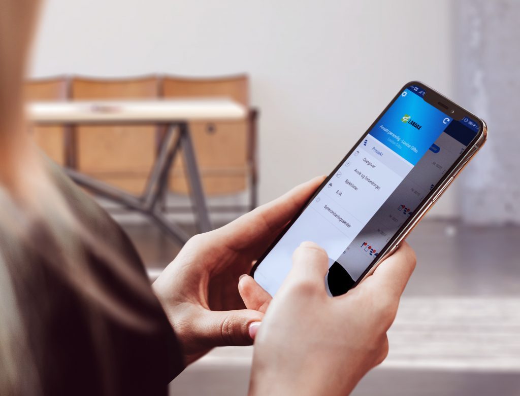 Dame som holder Landax APPen