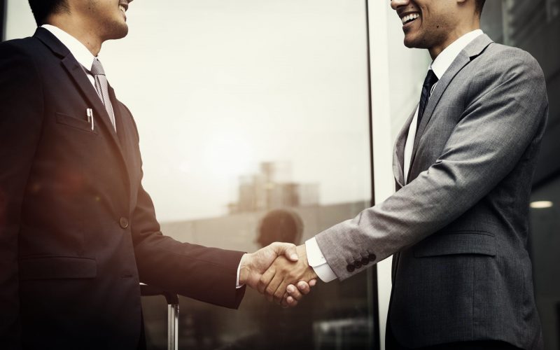 To personer som håndhilser