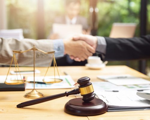 To personer som håndhilser