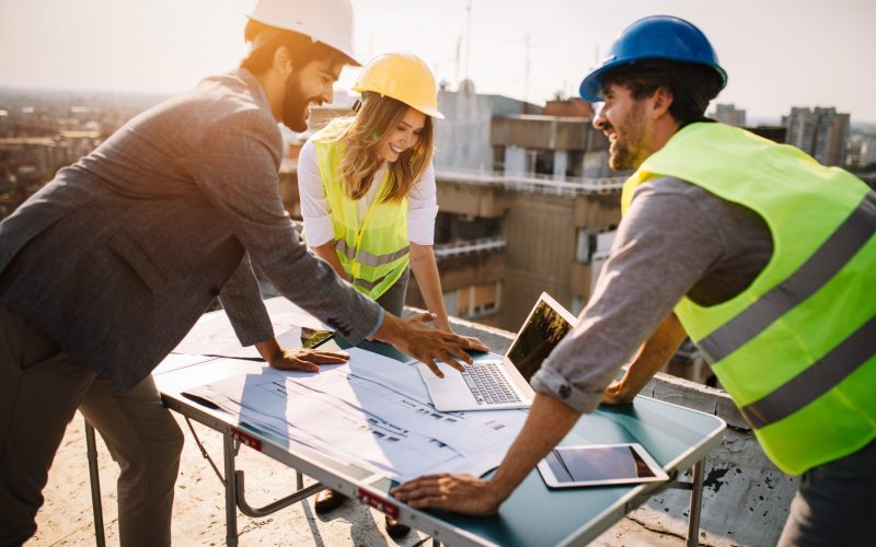 Arbeidere som diskuterer